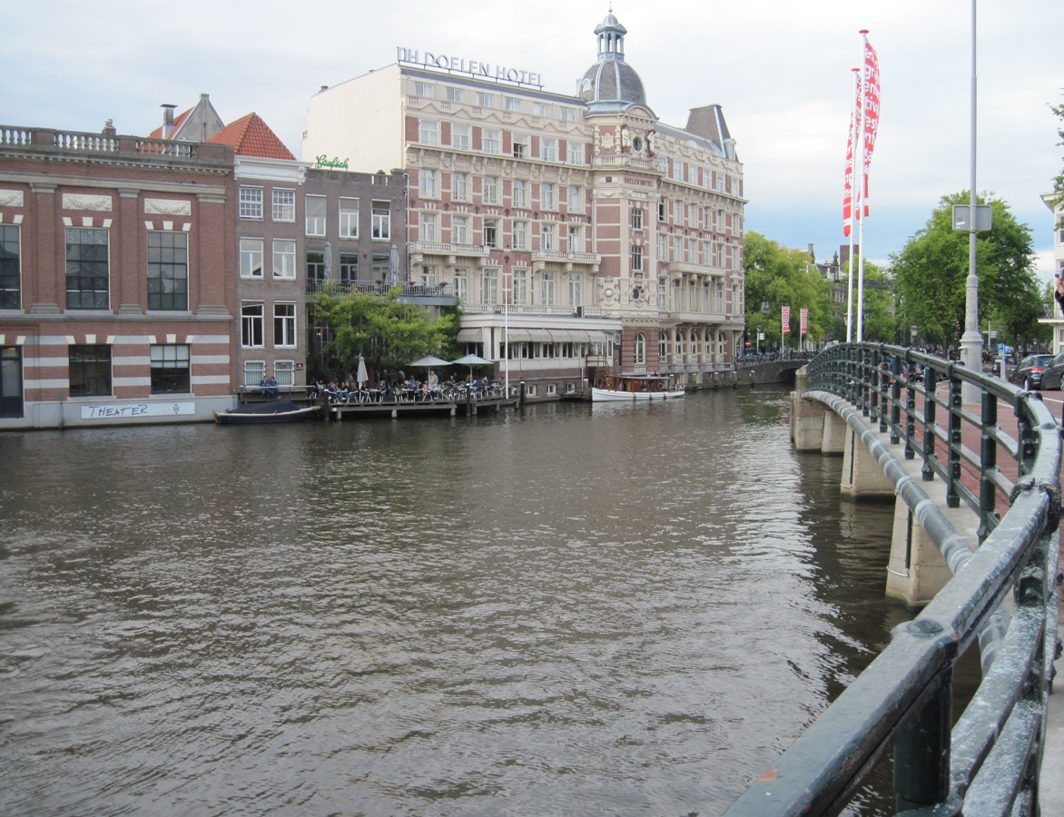 25- Amsterdam- Il canale, il ponte e sullo sfondo l'hotel NH Doelen in Nieuwe Doelenstraat